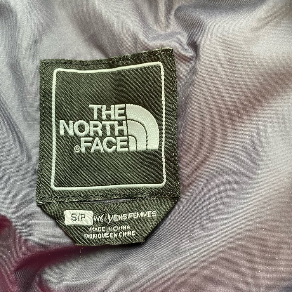 COPY - The North Face women’s floral print puffer vest - Picture 6 of 7